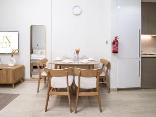 Chic Studio Azizi Riviera Retreat with City Views - Dubai - 2