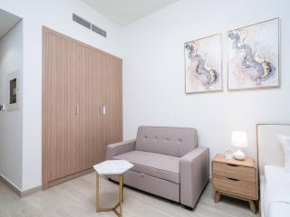 Chic Studio Azizi Riviera Retreat with City Views - Dubai - 3