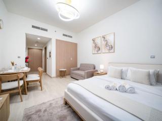 Chic Studio Azizi Riviera Retreat with City Views - Dubai - 9