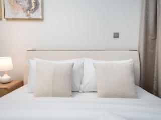 Chic Studio Azizi Riviera Retreat with City Views - Dubai - 7