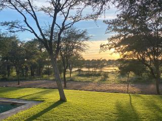 Luxury and exclusivity in your own thatched lodge in Namibia - Gobabis - 5