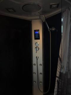 Riverside Stay with Parking in SE Ldn - Thamesmead - 1