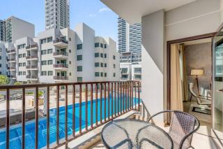 Waves - Comfortable 1BR Getaway in JVC With Park Views - Dubai - 7
