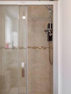 Kingston & Richmond Lux Brand new studio - - 1
