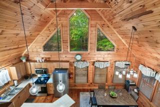 Peaceful Forest Retreat - with Hot Tub and Fireplace, Near Local Attractions - Sevierville - 8
