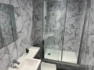 Modern Long Eaton Flat - Ideal for Work or Leisure - 3