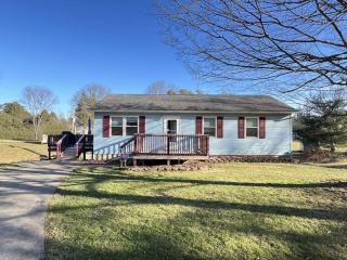 Blue Heron Cottage with Game Room, Deck, Hot Tub - Logan - 0