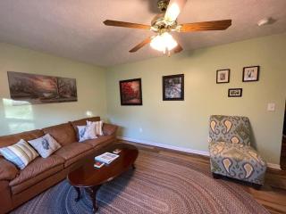 Blue Heron Cottage with Game Room, Deck, Hot Tub - Logan - 5