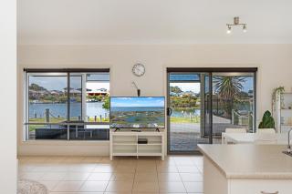 Island Escape: 3-Bed with Outdoor Entertainment - 5