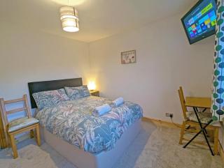 Double Room, Large TV, With Great Transport Links - Bolton - 0