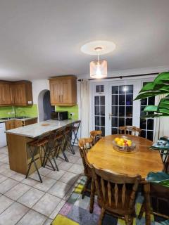 4 Bed House - Sleeps 8 - Parking - Garden - Wifi - 1