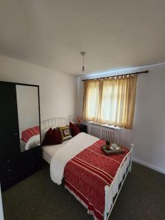 4 Bed House - Sleeps 8 - Parking - Garden - Wifi - 2