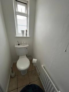 4 Bed House - Sleeps 8 - Parking - Garden - Wifi - 5