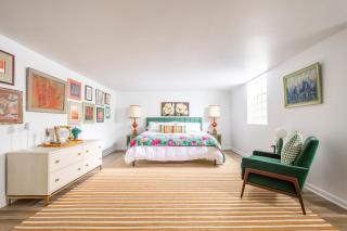 Ivy Grace - 4 Br, Stylish, Pet-friendly Retreat - 1