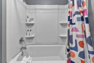 Modern Midtown 1B Apartment King Bed and Smart TVs - Omaha - 4