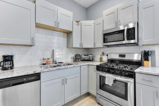 Modern Midtown 1B Apartment King Bed and Smart TVs - Omaha - 2