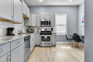 Modern Midtown 1B Apartment King Bed and Smart TVs - Omaha - 1