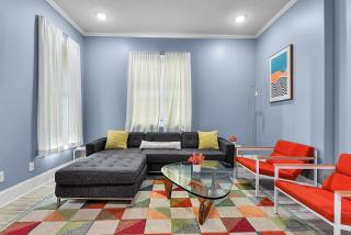 Modern Midtown 1B Apartment King Bed and Smart TVs - Omaha - 0