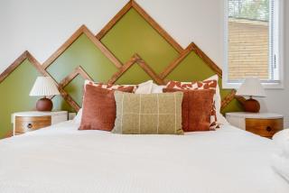 6BR Luxe Cabin Sleeps 16 Hot Tub & Pool Table - 4