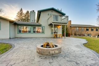 Lakefront Hartland Cottage with Patio and Fire Pits! - Hartland - 0