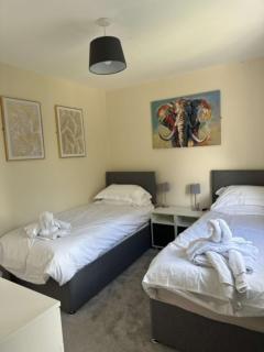 Newark area - modern 3 bedroom semi with free off road parking for 2 vehicles - Balderton - 2
