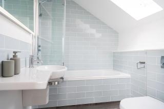 Waveside-Waterside with hot tubResort PoolGym - 3