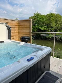 Waveside-Waterside with hot tubResort PoolGym - 6