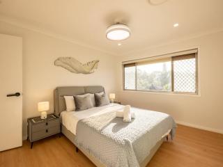 Super Value 4BR House near Westfield Shops and Parks - 2