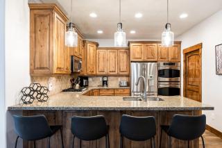 Luxurious Stay, 8min Drive to Deer Valley, Private Hot Tub, Parking for 3 Cars, Sleeps 18! - Kamas - 4