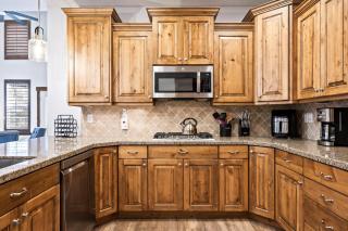 Luxurious Stay, 8min Drive to Deer Valley, Private Hot Tub, Parking for 3 Cars, Sleeps 18! - Kamas - 3