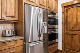 Luxurious Stay, 8min Drive to Deer Valley, Private Hot Tub, Parking for 3 Cars, Sleeps 18! - 2