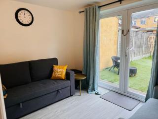 Bella Homes-Spacious 4 bedroom Modern Town house Romford - Romford - 5