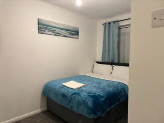 Bella Homes-Spacious 4 bedroom Modern Town house Romford - Romford - 4