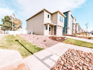 3 Min to Airport Gates Pet Friendly Townhouse - 0