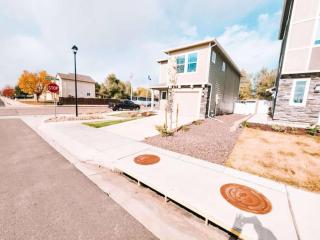 3 Min to Airport Gates Pet Friendly Townhouse - 8