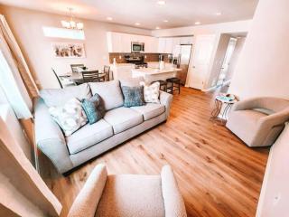 3 Min to Airport Gates Pet Friendly Townhouse - 5