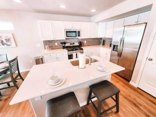 3 Min to Airport Gates Pet Friendly Townhouse - 3