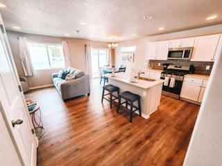 3 Min to Airport Gates Pet Friendly Townhouse - 2