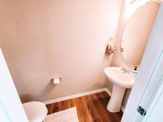 3 Min to Airport Gates Pet Friendly Townhouse - 1