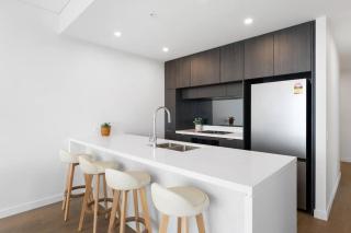 Modern 2BR with Balcony, Pool & Parking - 6