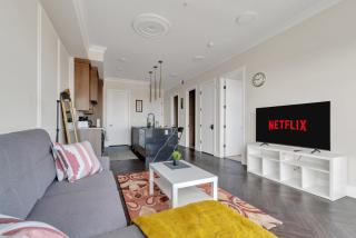 Elegant Downtown Condo with Balcony & Parking - 7