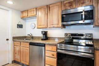 Walk to Lift, Sleeps 6, Shared Hot Tub, Cozy Interiors, Gourmet Dining, Fireplace and Patio - Park City - 2