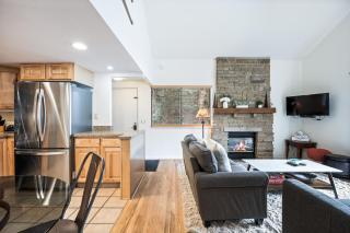 Walk to Lift, Sleeps 6, Shared Hot Tub, Cozy Interiors, Gourmet Dining, Fireplace and Patio - Park City - 1