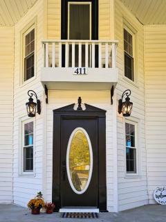 Country Colonial Retreat - - 8