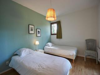 Lush villa in a nature reserve with a castle - Salles - 2