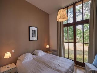Lush villa in a nature reserve with a castle - Salles - 3