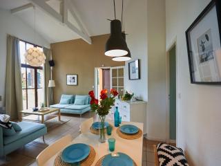 Lush villa in a nature reserve with a castle - Salles - 4