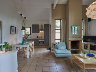 Lush villa in a nature reserve with a castle - Salles - 7