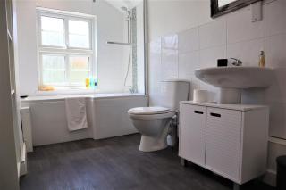 Victoria 4 bedroom Serviced House Short Lets - Near Northampton Gen Hosp & Town Centre - 4