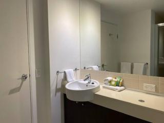 Lovely Waterfront Apartment at Harbour Lights - Cairns - 8